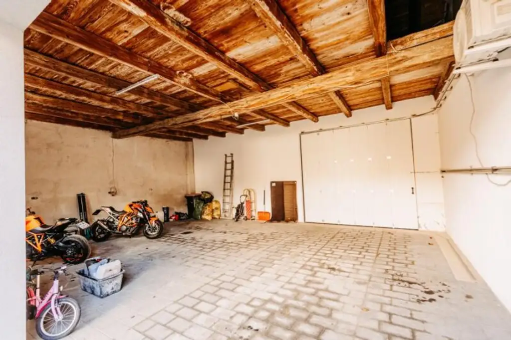 Verträumtes Bauernhaus neu adaptiert (2013) mit Toreinfahrt, Pool, Stadel und Schuppen