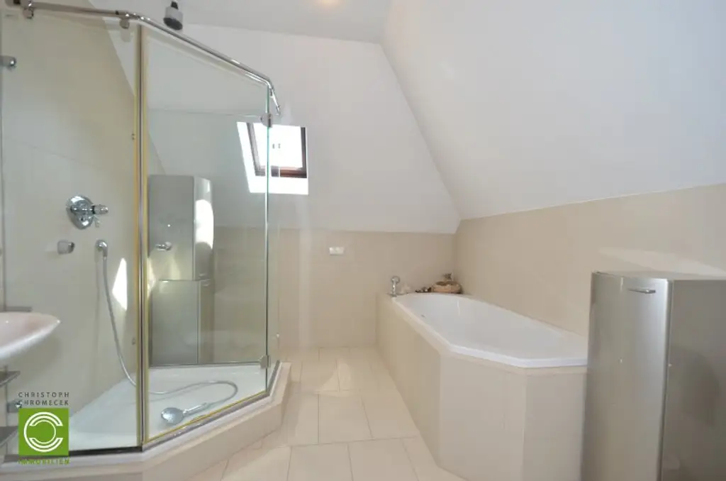 CHRISTOPH CHROMECEK IMMOBILIEN - PERCHTOLDSDORF - Gepflegtes und geräumiges Einfamilienhaus mit vielen Extras!