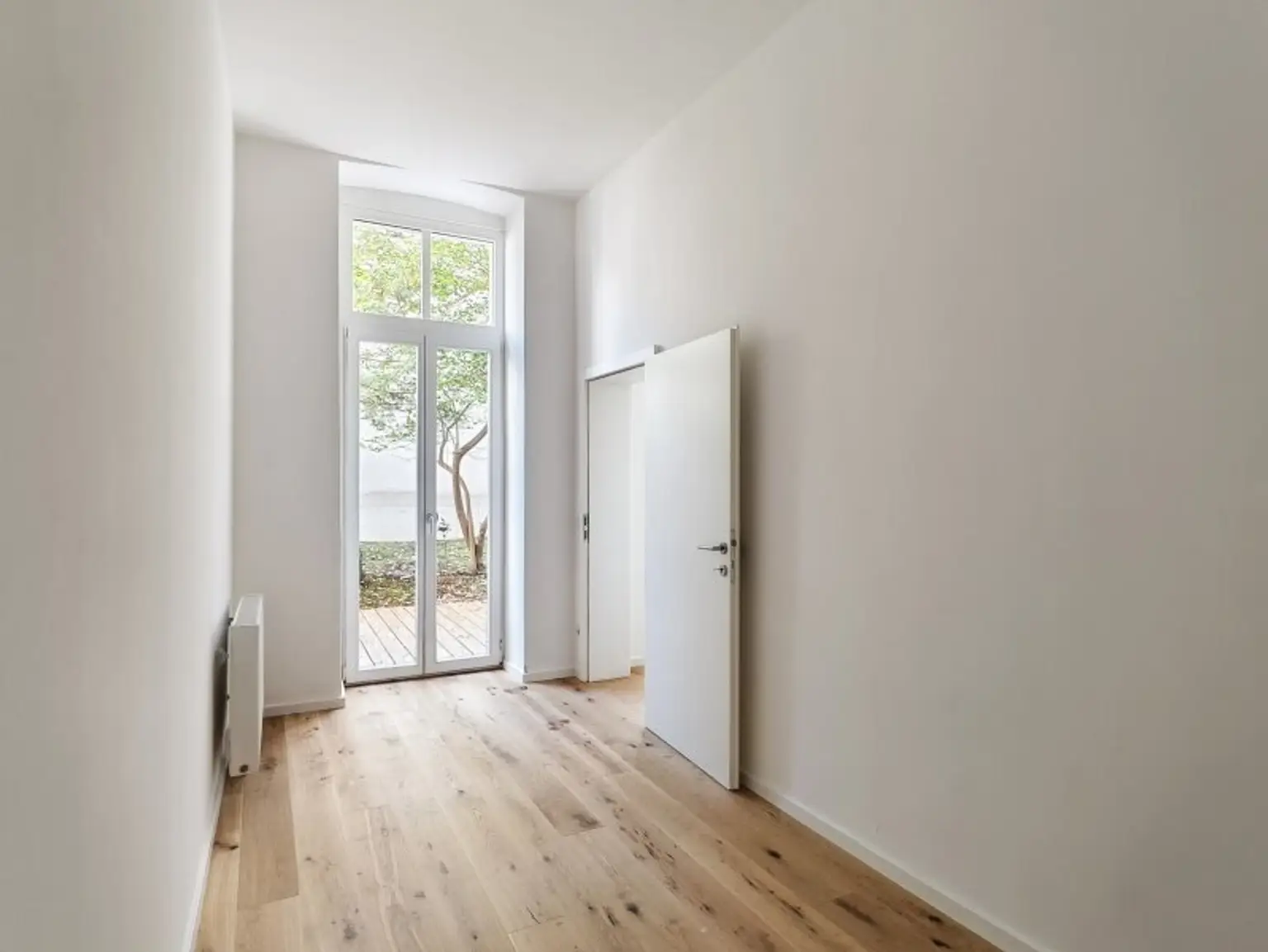 Schlafzimmer mit Blick in den Garten