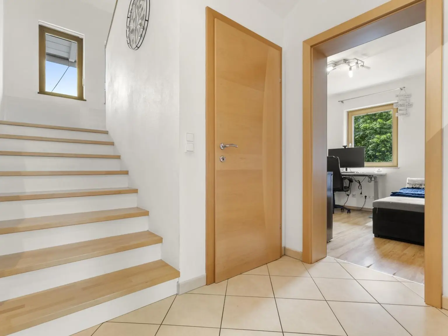 Stiegenhaus mit Blick ins Büro