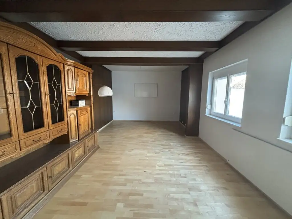 Renoviertes Einfamilienhaus in Halbturn – Ruhelage