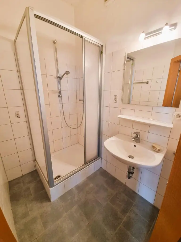 Großzügige 4-Zimmer-Wohnung im Zweiparteienhaus mit Garten und Carport