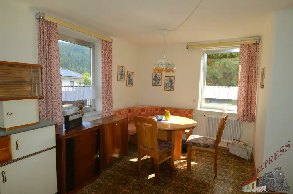 Einfamilienhaus mit Gäste-/Sommerhaus und 2 Garagen - Fernblick