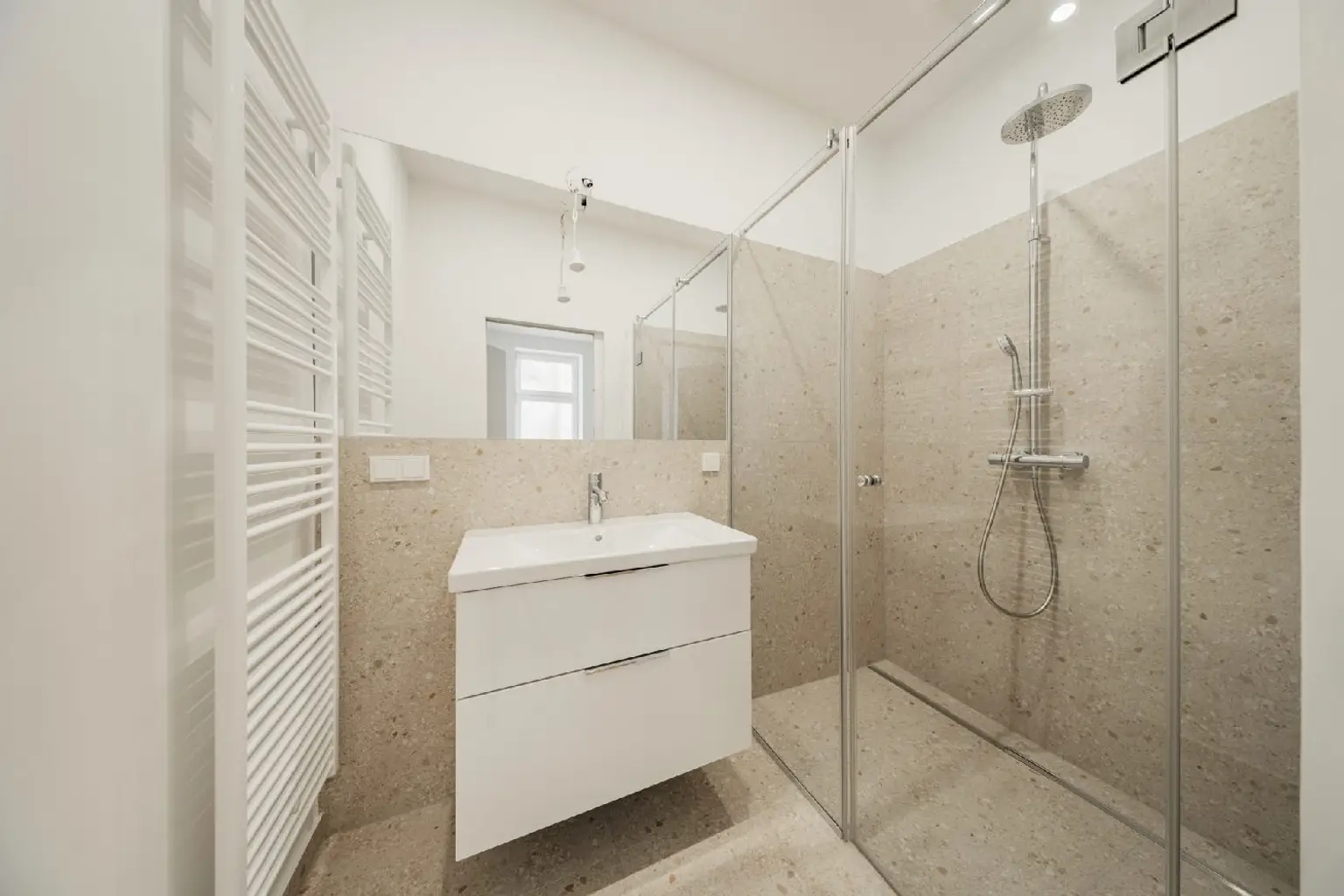 Wunderschöne Altbauwohnung mit modernem Wohnkomfort – sofort bezugsfertig!