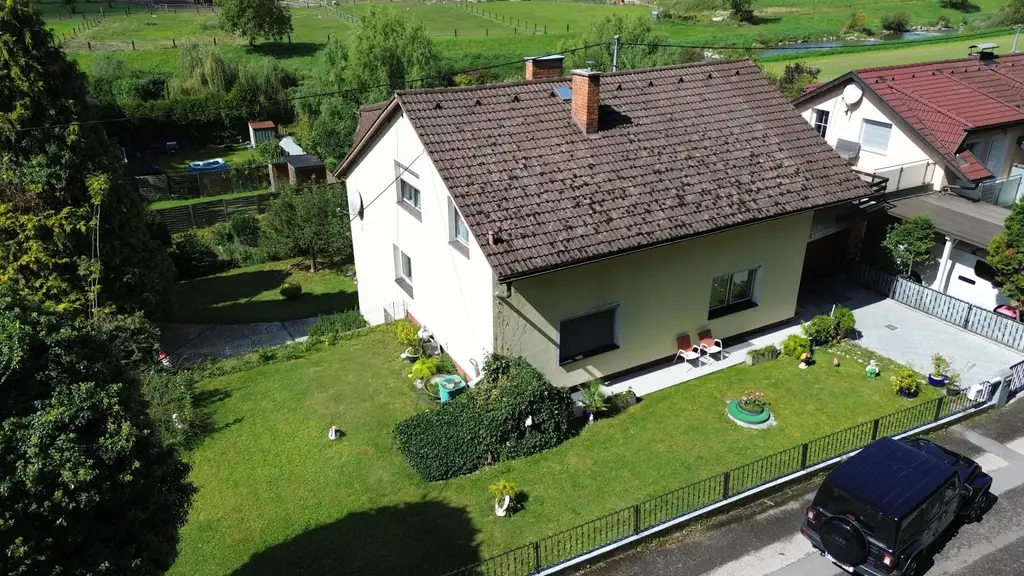 2 bis 3 Familienhaus mit Vollkeller,    mit  4 Garagen, Brunnen/Werkstatt  - 2 Zufahrten