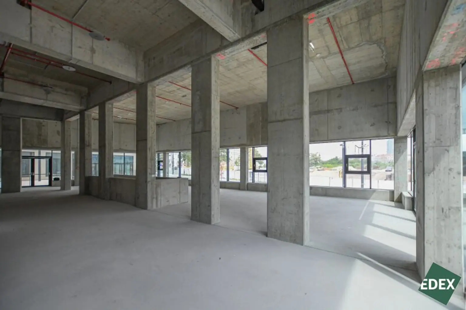 Erstbezug | Moderne Gewerbefläche mit hoher Sichtbarkeit und Terrasse auf zwei Etagen - unbefristet