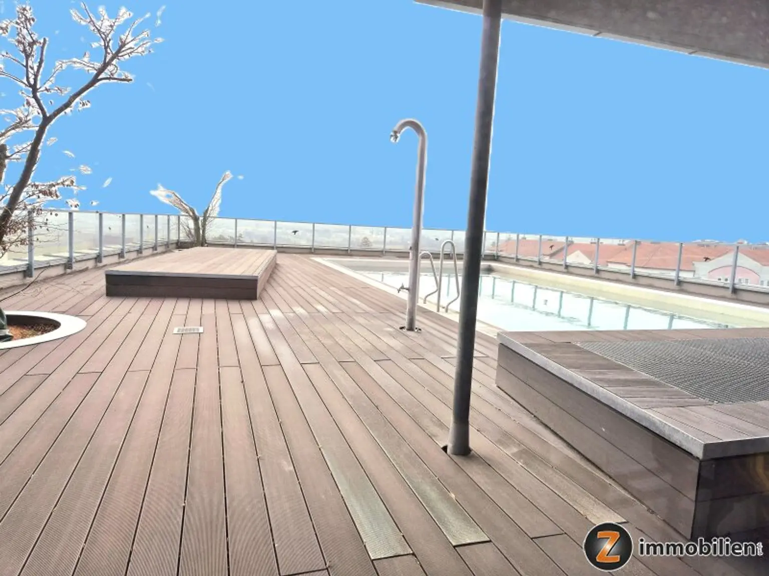 Der Außenpool mit Sonnenterrasse