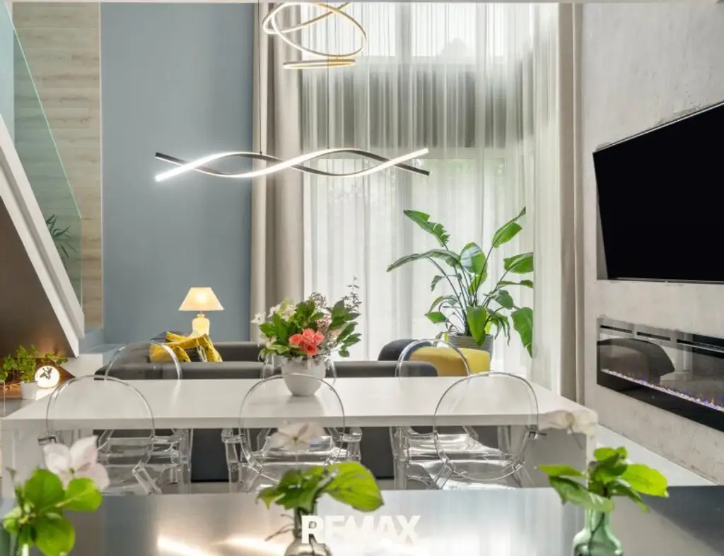 Beeindruckende Designer-Villa mit Pool und Poolhaus zum Soforteinzug!