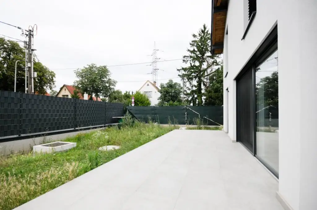 MODERNES EINFAMILIENHAUS MIT SONNIGEM GARTEN BEI SCHLOSS NEUGEBÄUDE