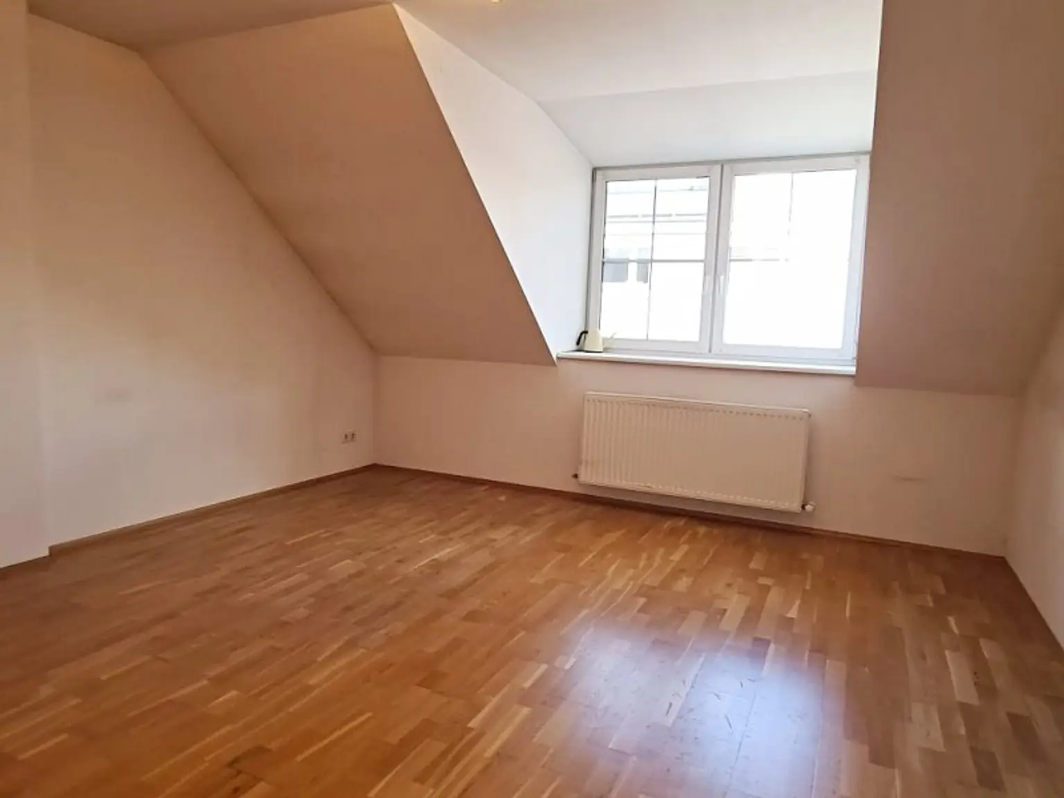 NASCHMARKT-NÄHE, 62 m2 Dachgeschoß, 2 Zimmer, Küche, Wannenbad, Parketten, U4-Nähe, Kettenbrückengasse