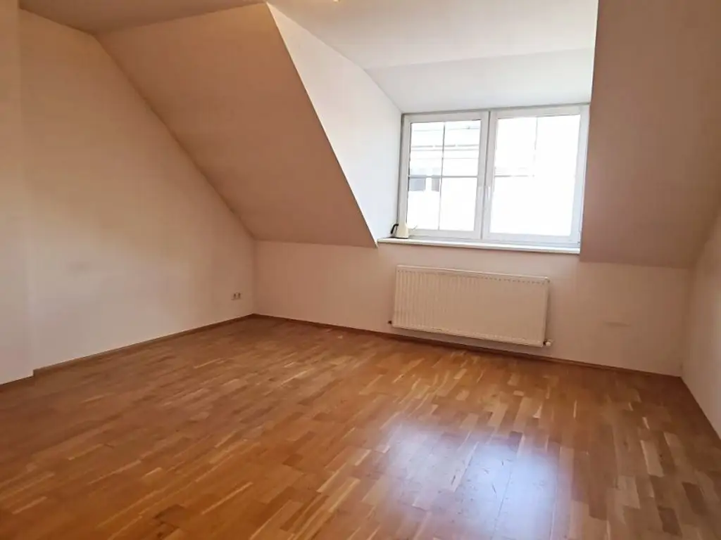 NASCHMARKT-NÄHE, 62 m2 Dachgeschoß, 2 Zimmer, Küche, Wannenbad, Parketten, U4-Nähe, Kettenbrückengasse