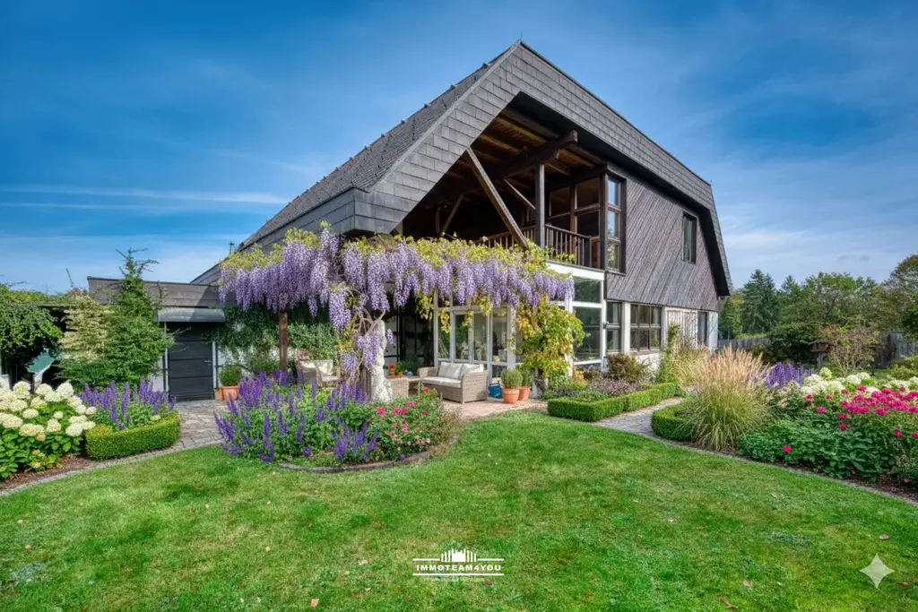 Sie brauchen viel Platz? Wir haben die Lösung. Sanierungsbedürftiges Architektenhaus in bester Lage.