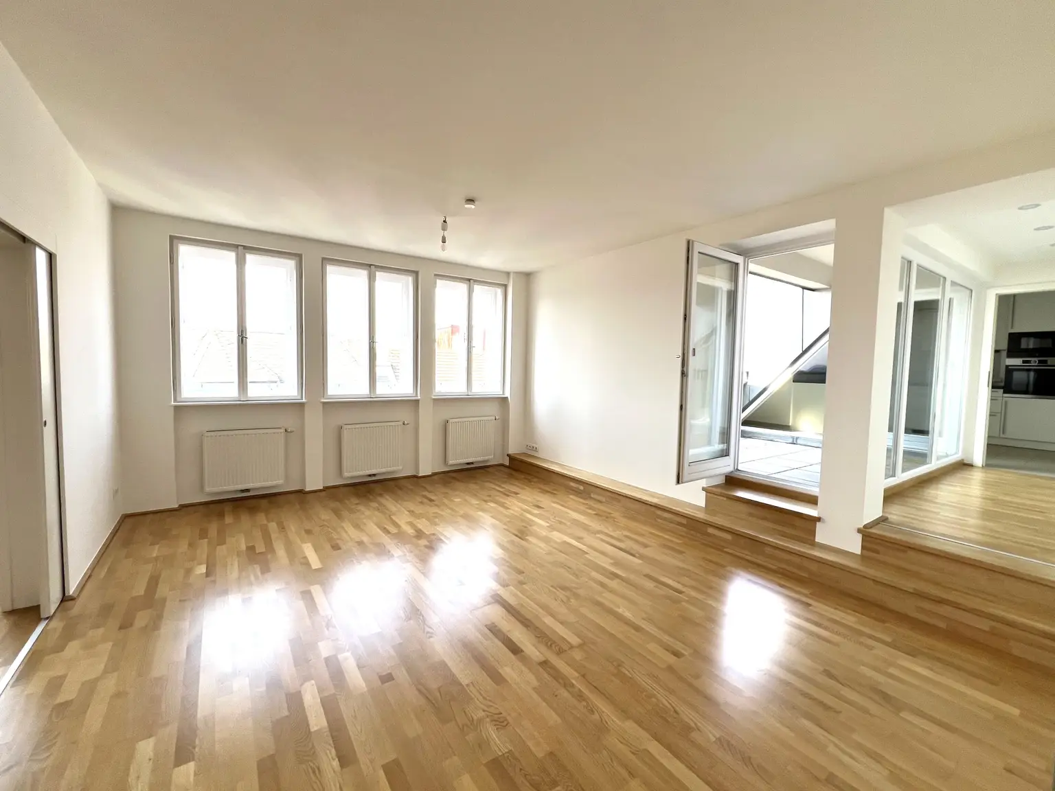 TOP LAGE: Moderne, ruhige und klimatisierte Dachgeschoss-Wohnung mit Terrasse / TOP LOCATION: Modern, quiet and air-conditioned apartment with terrace