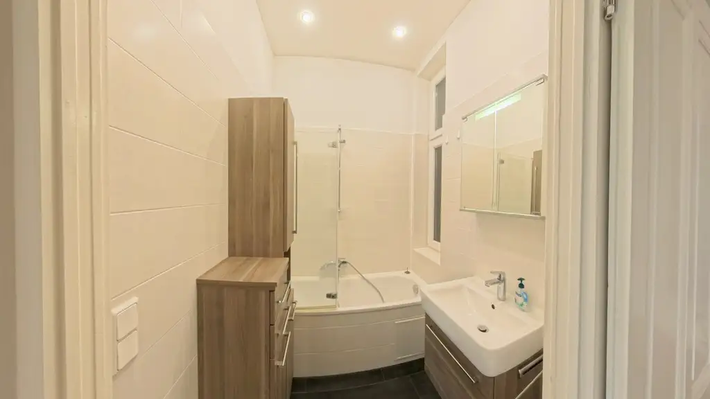 Altbau mit Charakter | 3 Zimmer, Fischgrätparkett und Grünblick am Apollopark