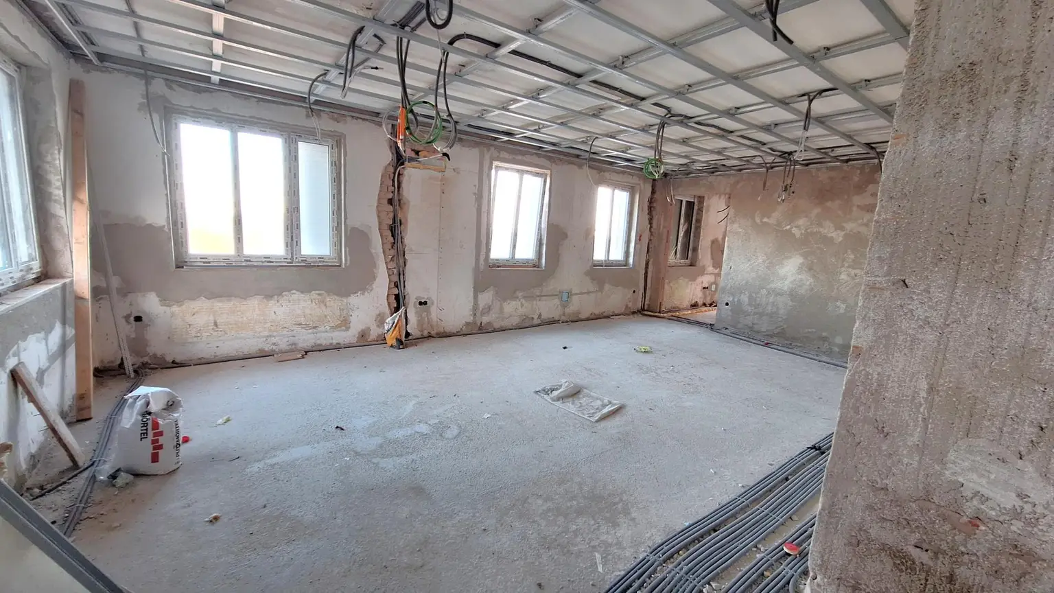 Edelrohbau-Villa, Herrschaftlicher Wohnsitz am Fuße des Kahlenberges an der Donau. Teilrestauriert entkernt und komplette Ausbauplanung.