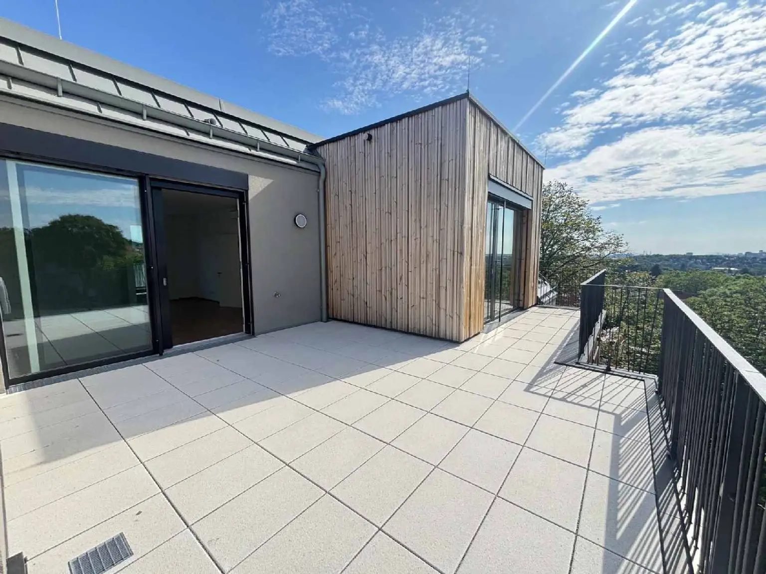 STOCK IM WEG - "Erstbezug mit Stil - 4 Zimmer mit Südterrasse, Fitness & Garage"