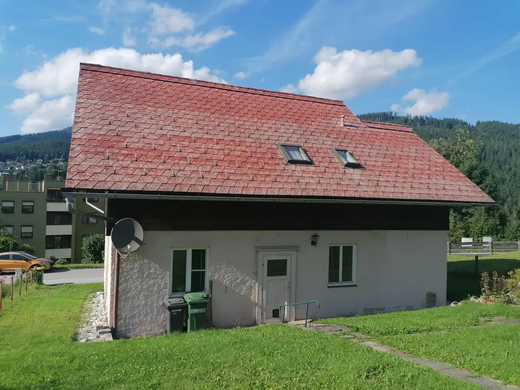 Sanierungsbedürftiges Familienhaus mit Nebengebäuden in Traumlage
