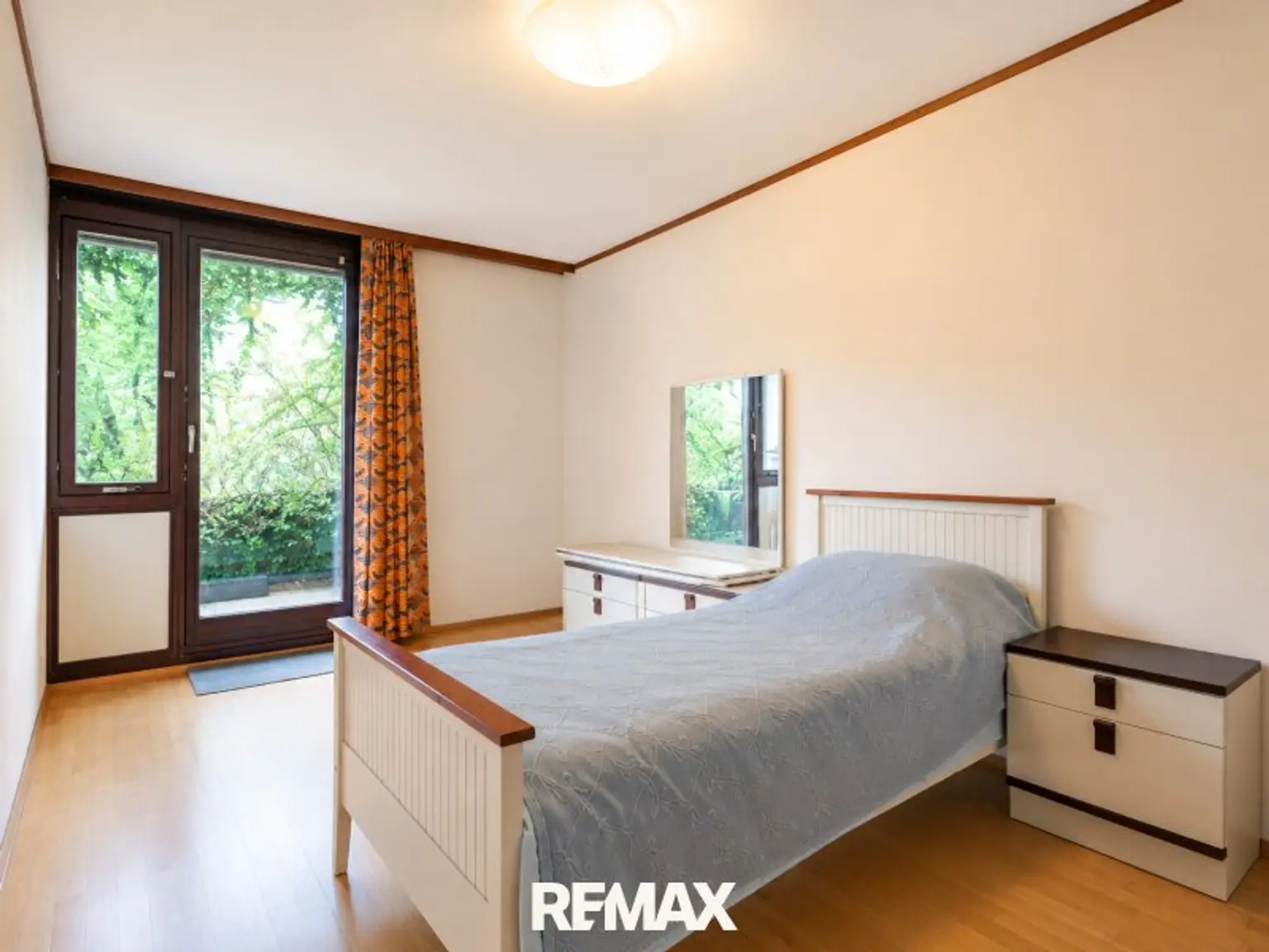 Großzügiges Schlafzimmer mit Terrassenzugang