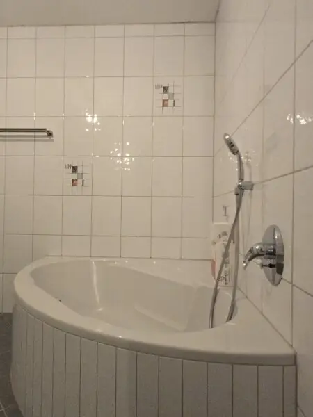 Fügen - großzügige 4 Zimmerwohnung im Dornröschenschlaf