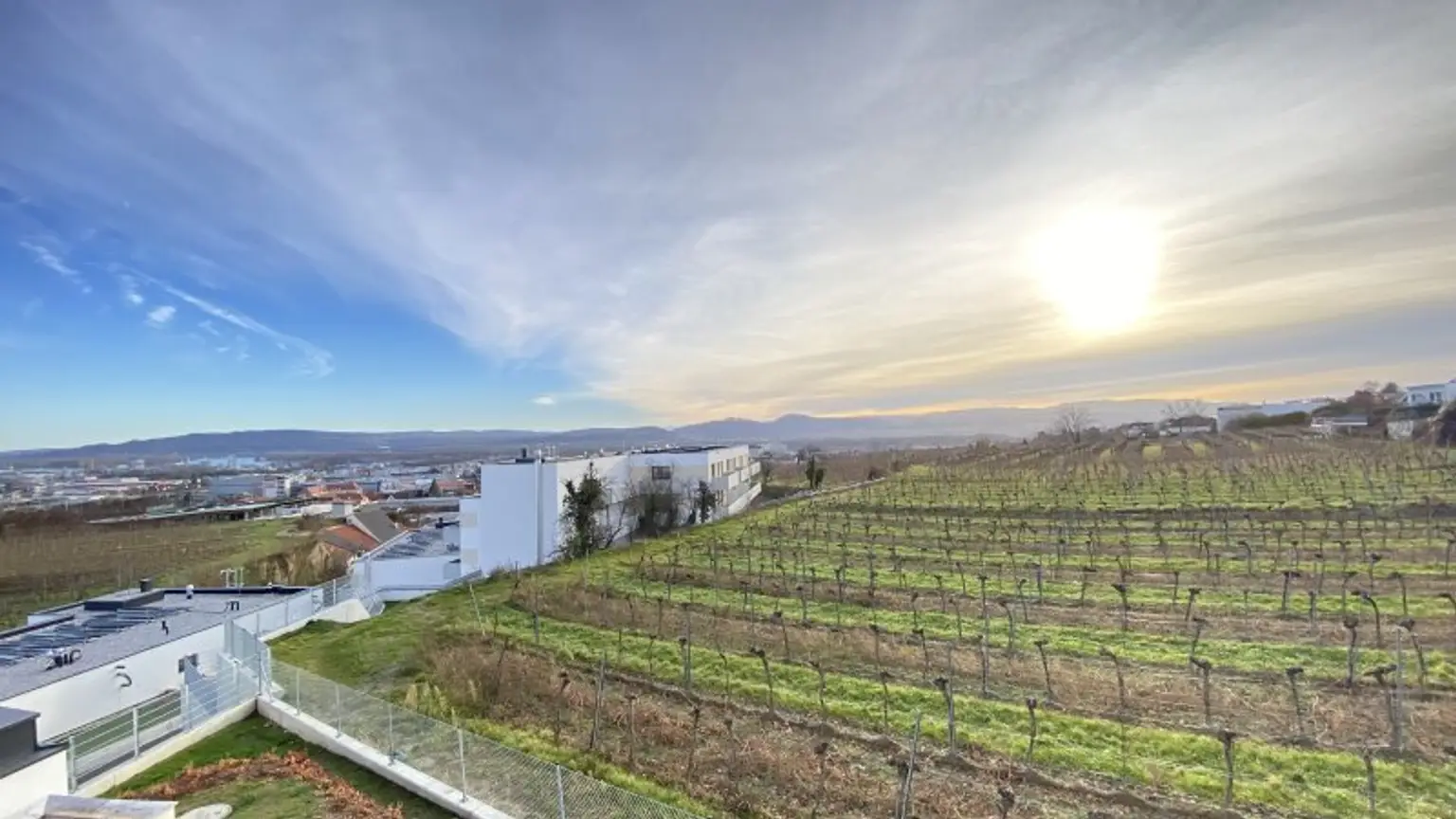 Neubau Erstbezug Schöne Drei Zimmer Wohnung mit Balkon und Süd-Ost Fernblick