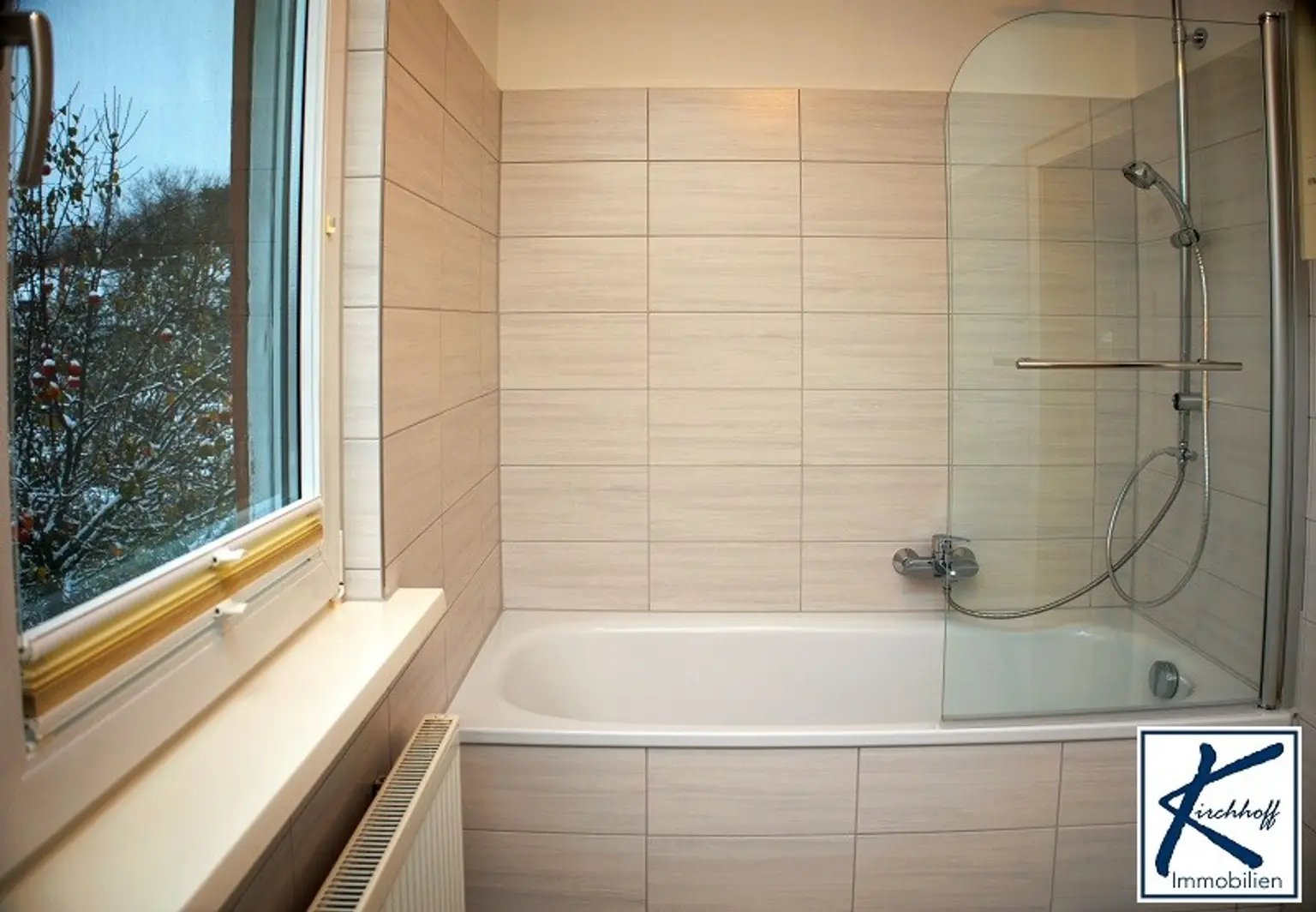 modernes Bad mit Badewanne