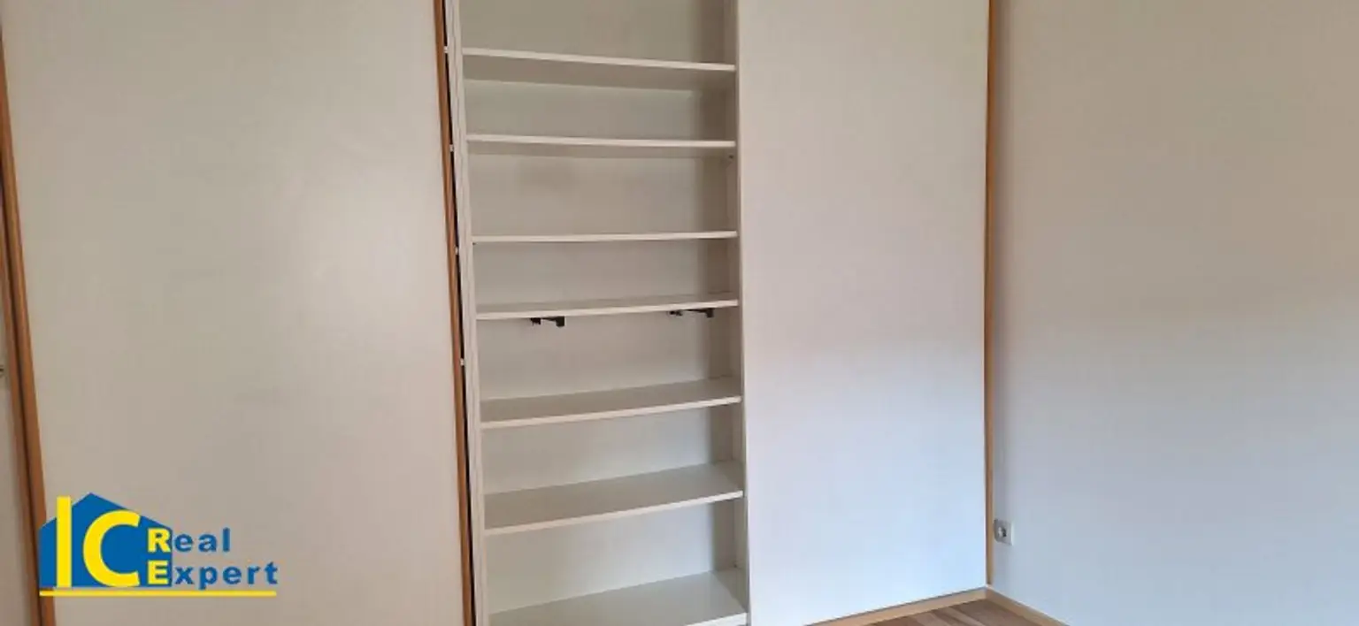 Großzügiger Schiebetürenschrank