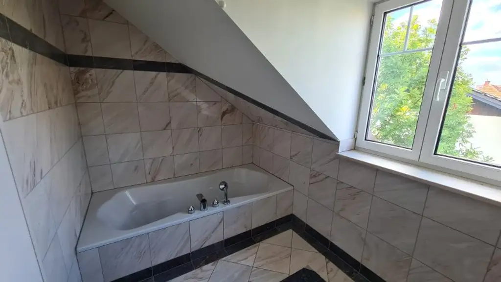 Sehr ruhige Siedlungslage - Riesige (teilbare)  Etagenwohnung mit 2 Balkonen, Garage, Sauna in einem sehr gepflegten Haus