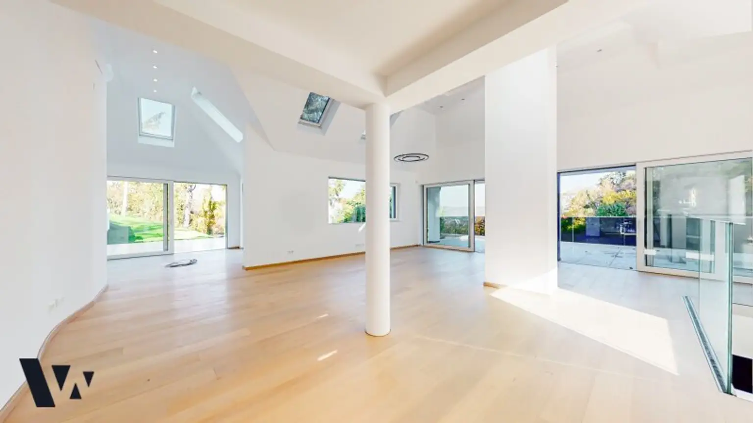 EINZIGARTIGE VILLA MIT INFINITY-POOL & BLICK ÜBER DIE DONAU