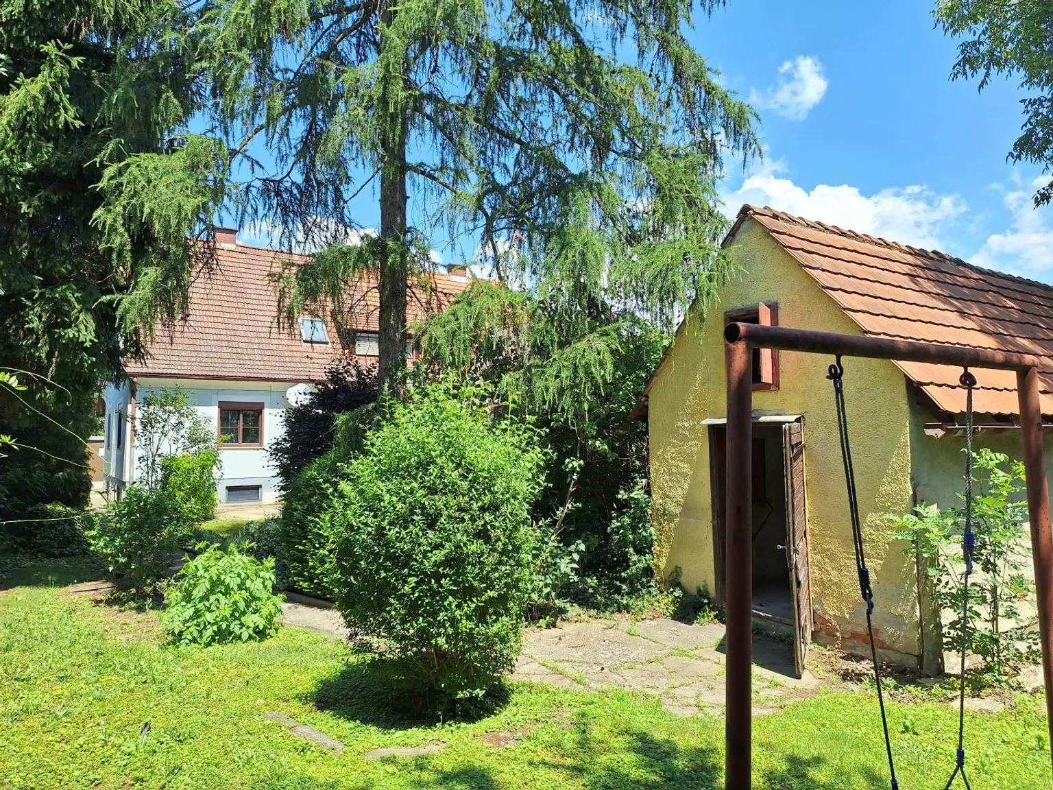 Gartenansicht mit Nebengebäude
