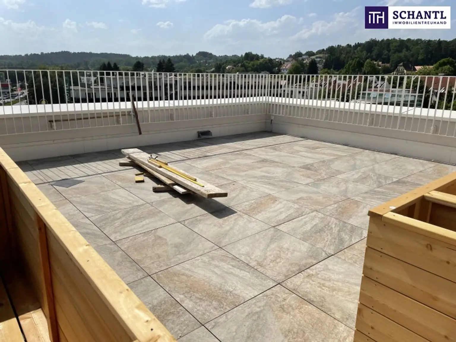 RIESIGE DACHTERRASSE + HOCHWERTIGE AUSSTATTUNG + SÜD/WEST Ausrichtung! + Tiefgarage! Nur 7 Min. von Graz entfernt!!