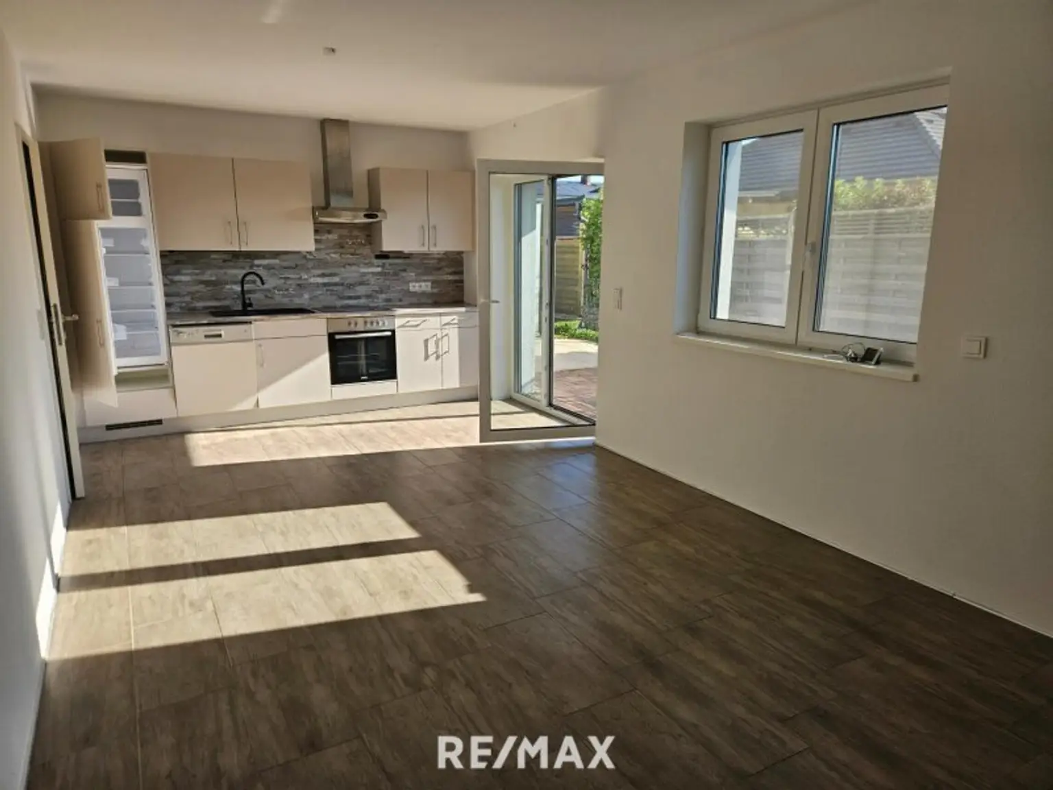 Wohn-Esszimmer mit Küche