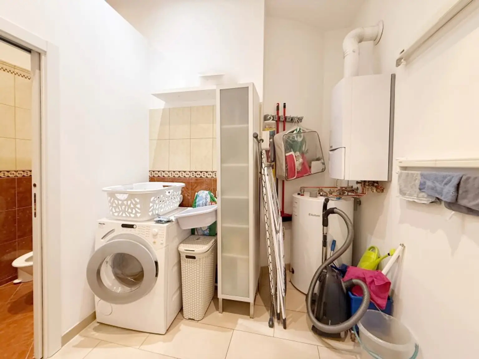 Fully furnished apartment - within walking distance to the 1st district, also available for short-term rentals.