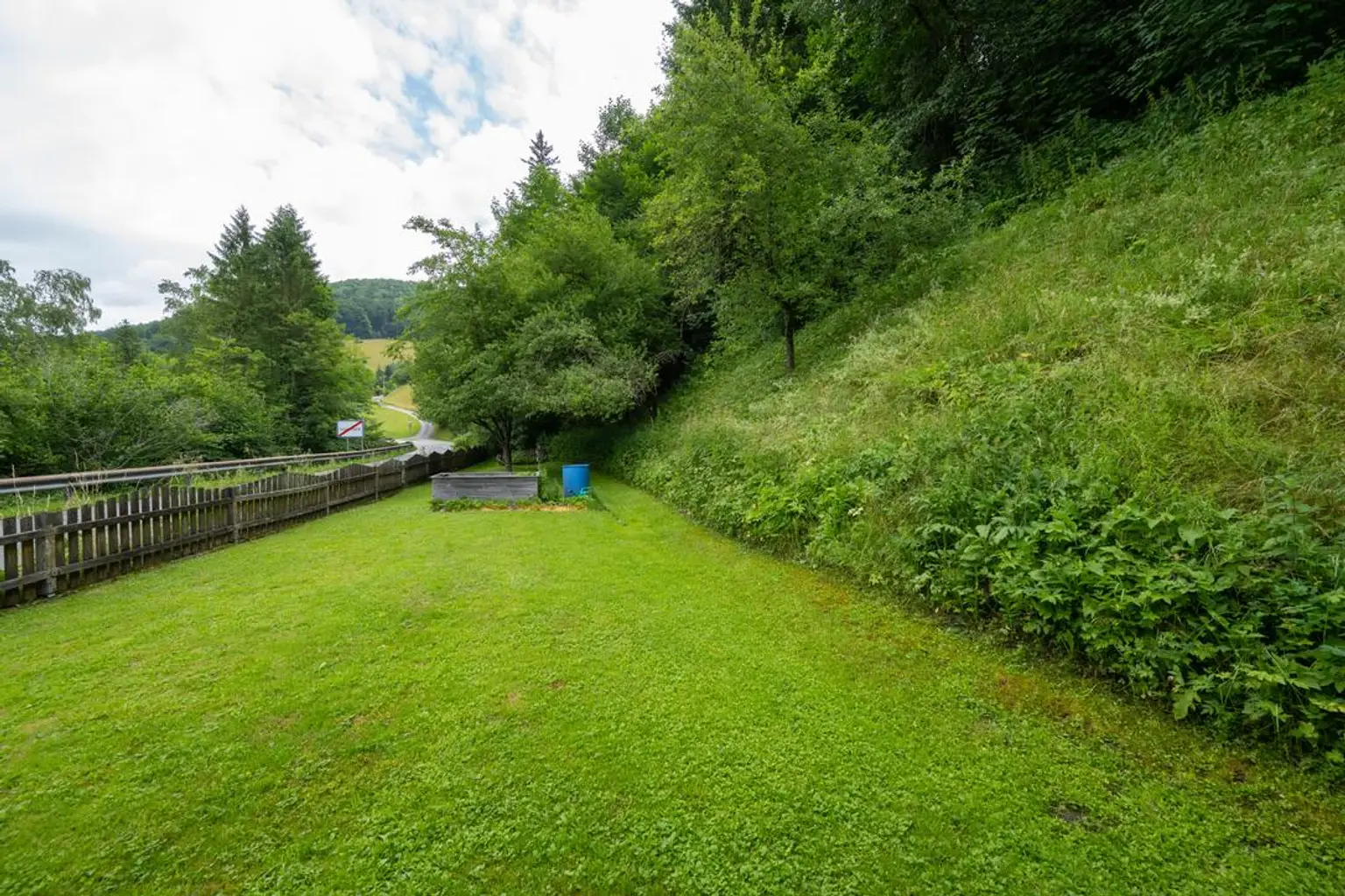 WOHNEN IM GRÜNEN – 242 m² WOHN-NUTZFLÄCHE – 3.903 m² GRUNDSTÜCK! Charmantes Einfamilienhaus voller Potenzial und zahlreicher Gestaltungsmöglichkeiten!