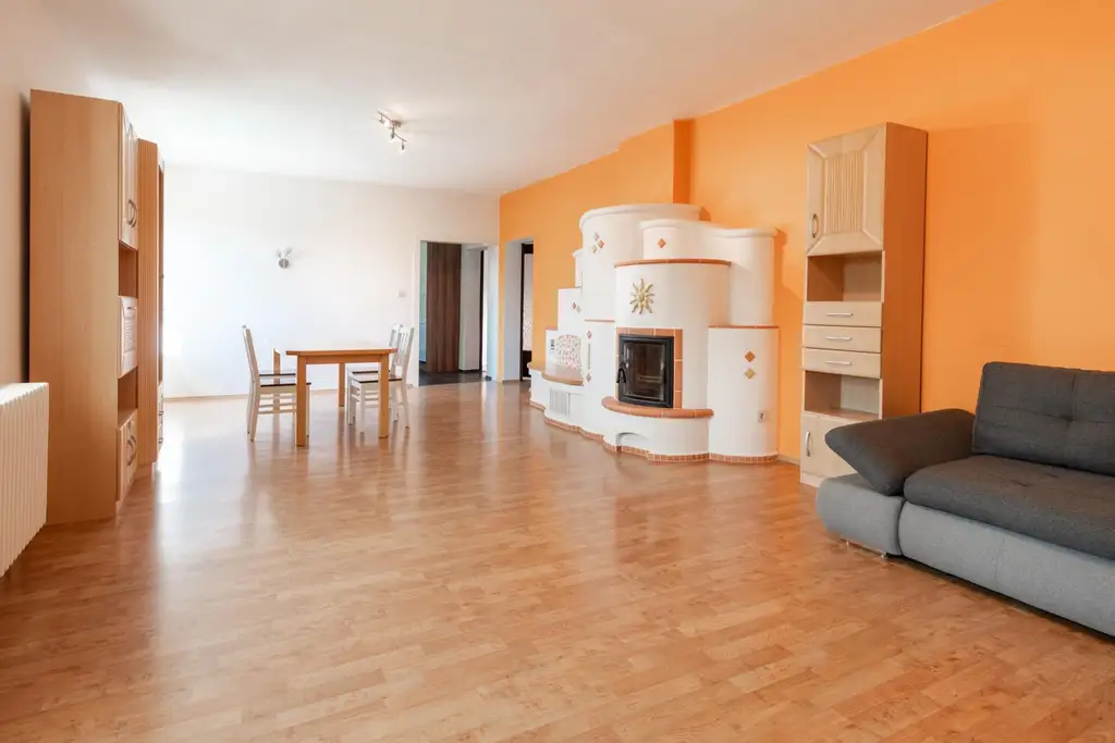 Ihr neues Zuhause: Haus mit Pool, Wintergarten & Komfort