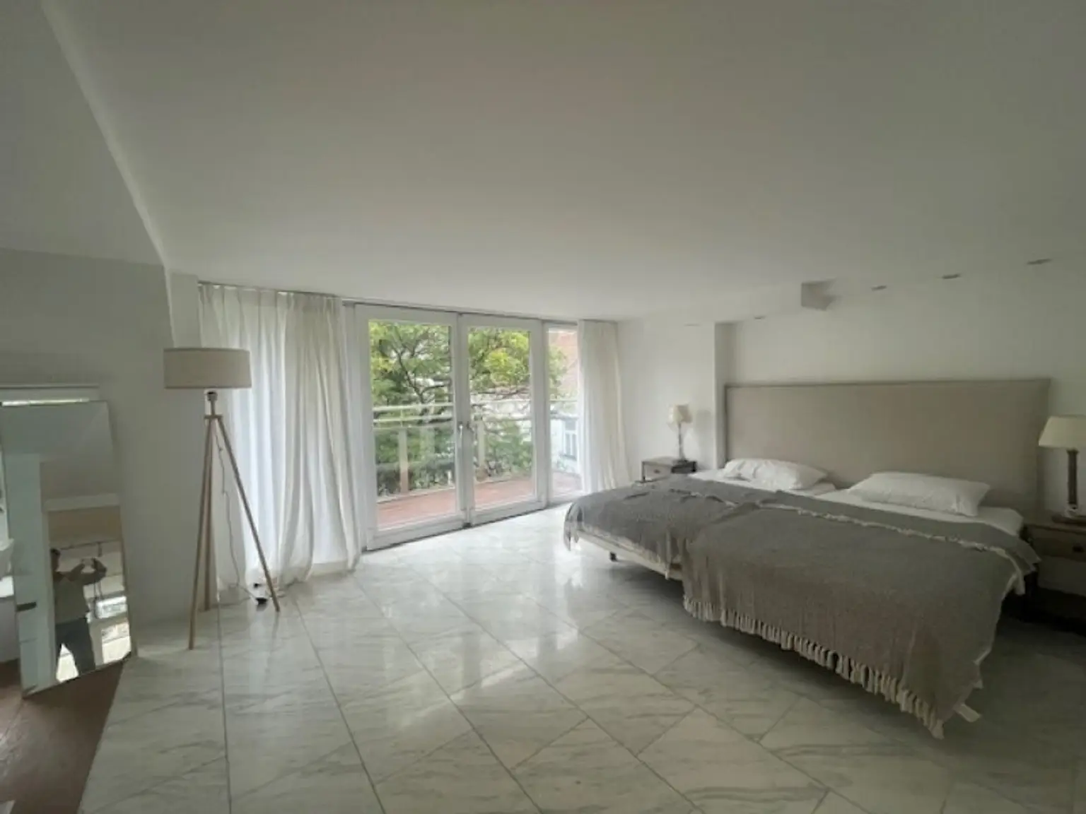 Möblierte Dachgeschoss Maisonette, 5 Zimmer, +3 (4) Schlafzimmer, 2 Bäder, Terrasse, offener Kamin - sehr attraktive Wohnung | furnished 4 BR apartment with 3 bathroom and terrace