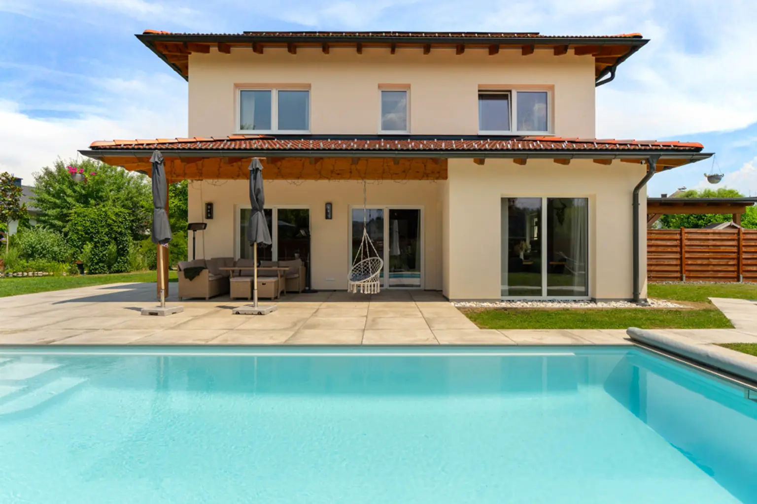 Wohnhaus mit Pool in ruhiger Lage