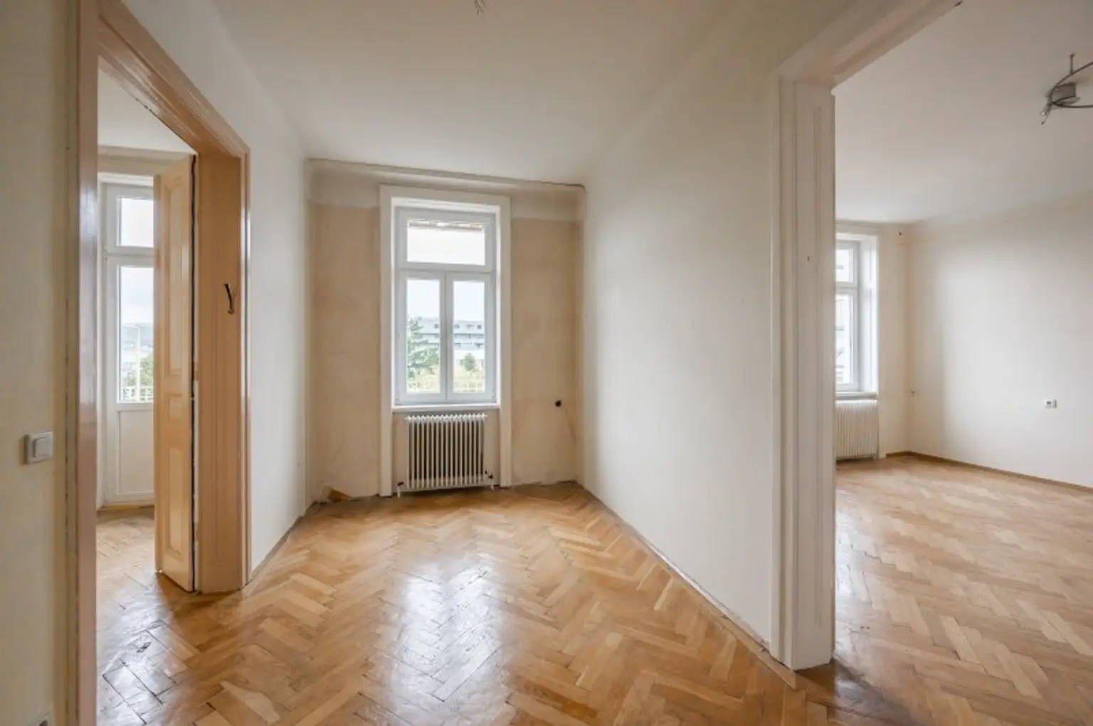 ++1140++ sanierungsbedürftige 3,5 Zimmer Wohnung in Stilvilla! idyllischer Garten!