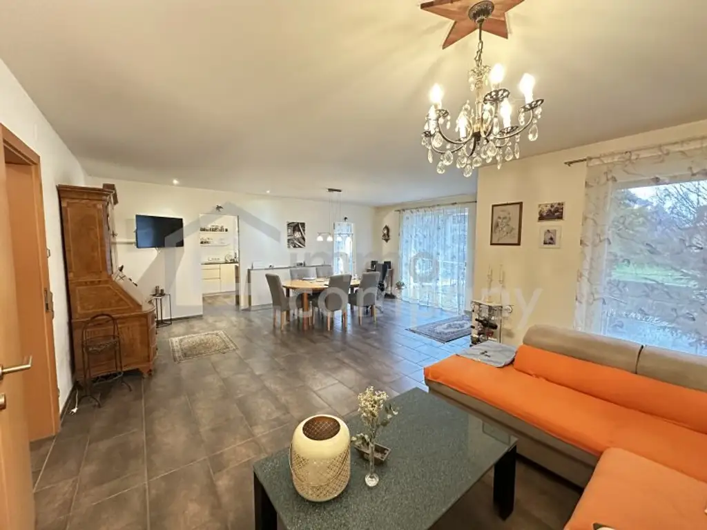 Unschlagbares Top-Angebot ! Luxuriöser Bungalow mit hochwertiger Ausstattung, in zentrumsnaher, sonniger Ruhelage in Hohenems, sehr geräumige Dreier-Garage mit Fernbedienung, großzügige Grundstücksfläche, ausgezeichnete…