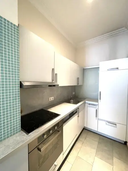 Altbau-Flair mit Balkon -   2-Zimmer Wohnung  - in Naschmarktnähe!