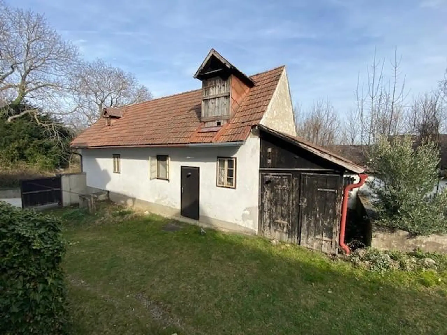 Nebengebäude Sanierungsbedürftig