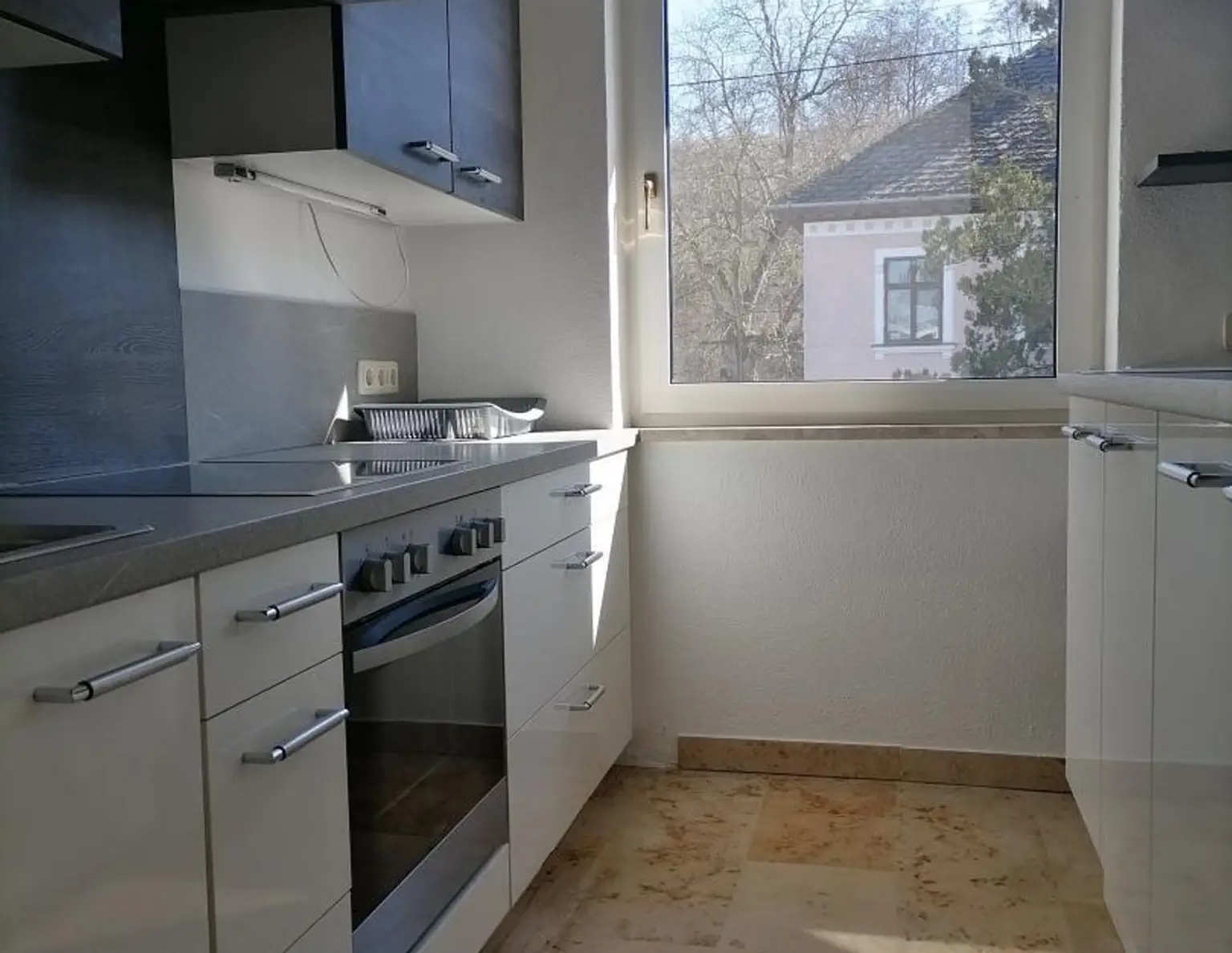 Großzügige Wohnung mit Loggia und Parkplatz