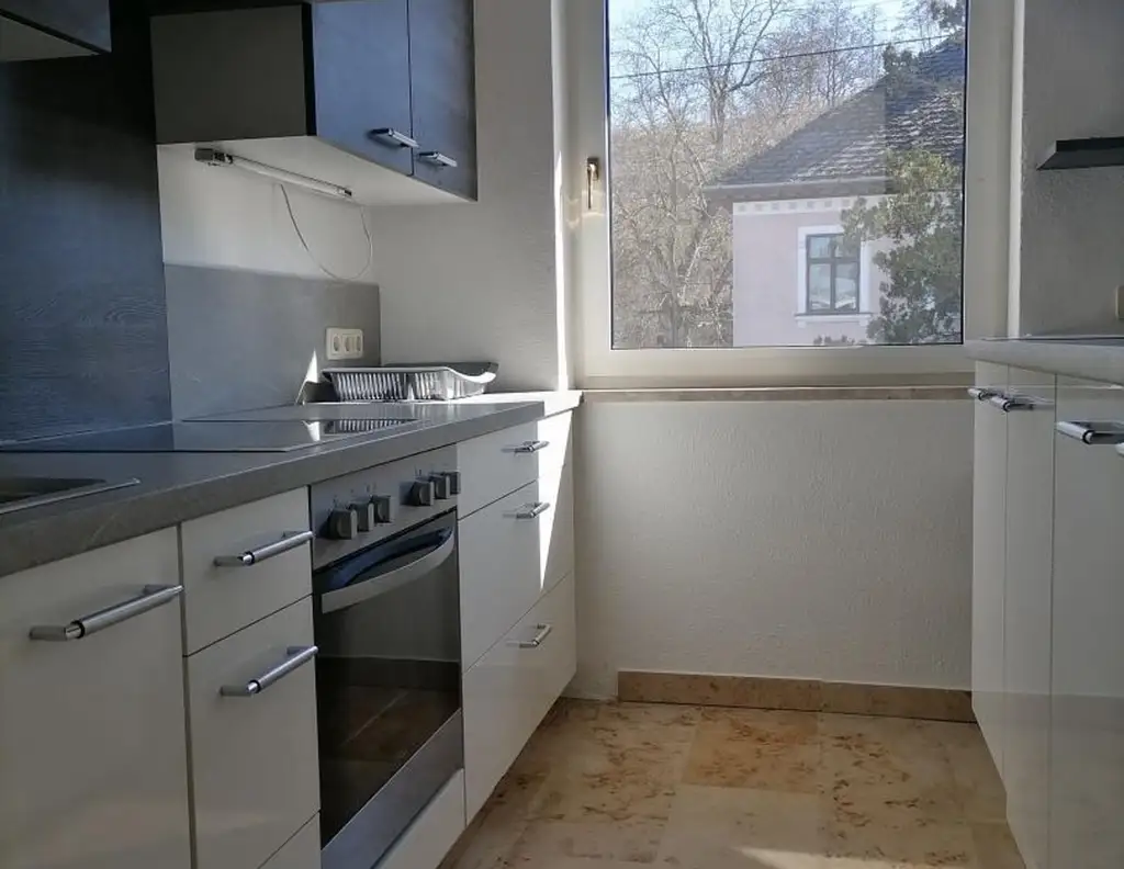 Großzügige Wohnung mit Loggia und Parkplatz