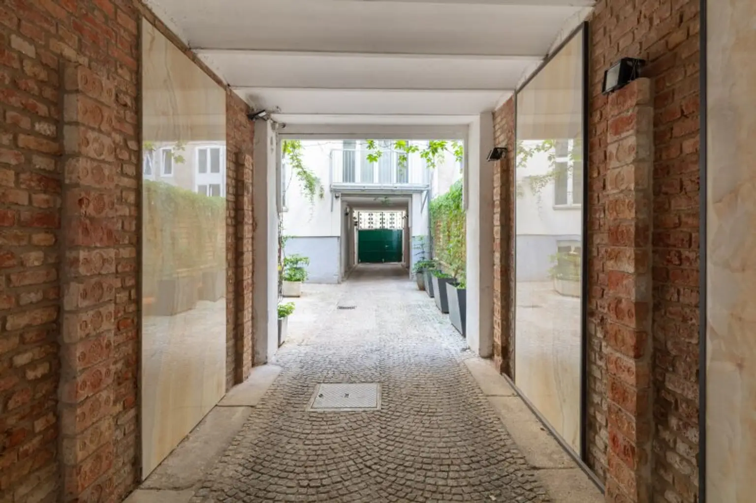 Stilvolle Loft-Wohnung mit Westbalkon & Premiumausstattung in historischem Fabriksgebäude