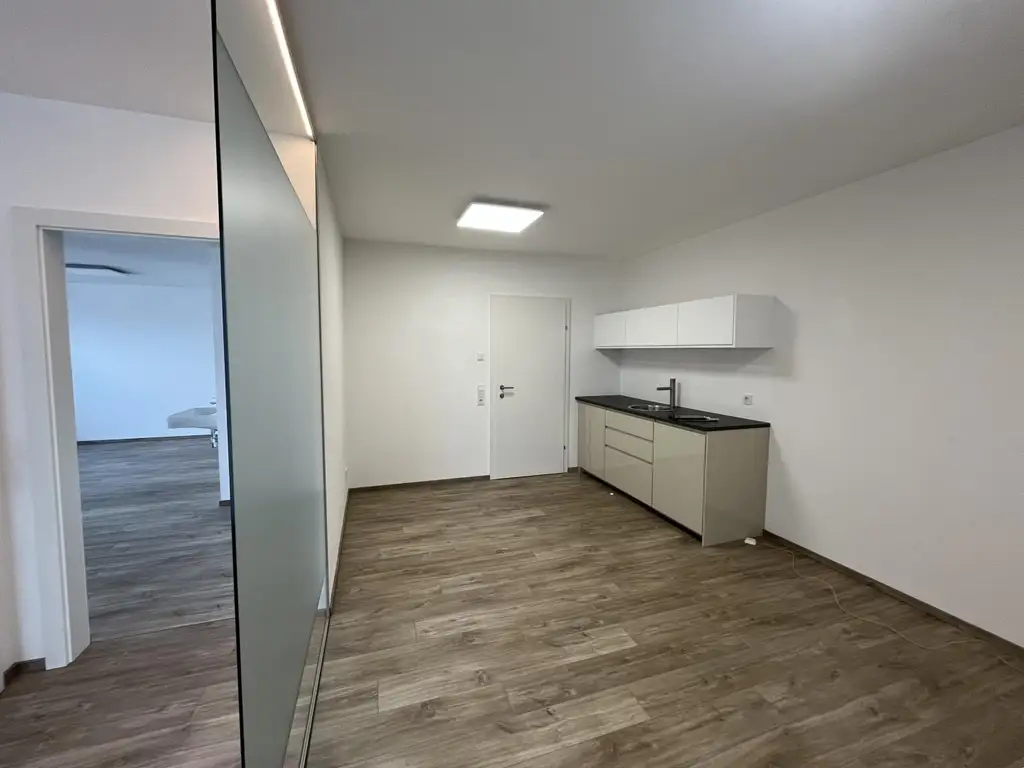 Zentral gelegenes Büro mit Top-Anbindung und Tiefgaragenplatz!