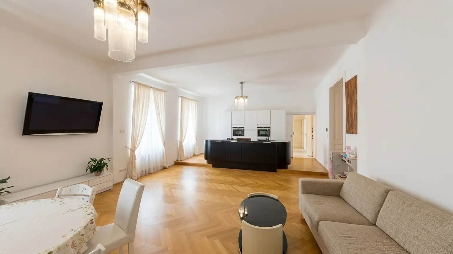 Stilvoller 4-Zimmer-Altbau mit hochwertiger Ausstattung beim Schweizergarten