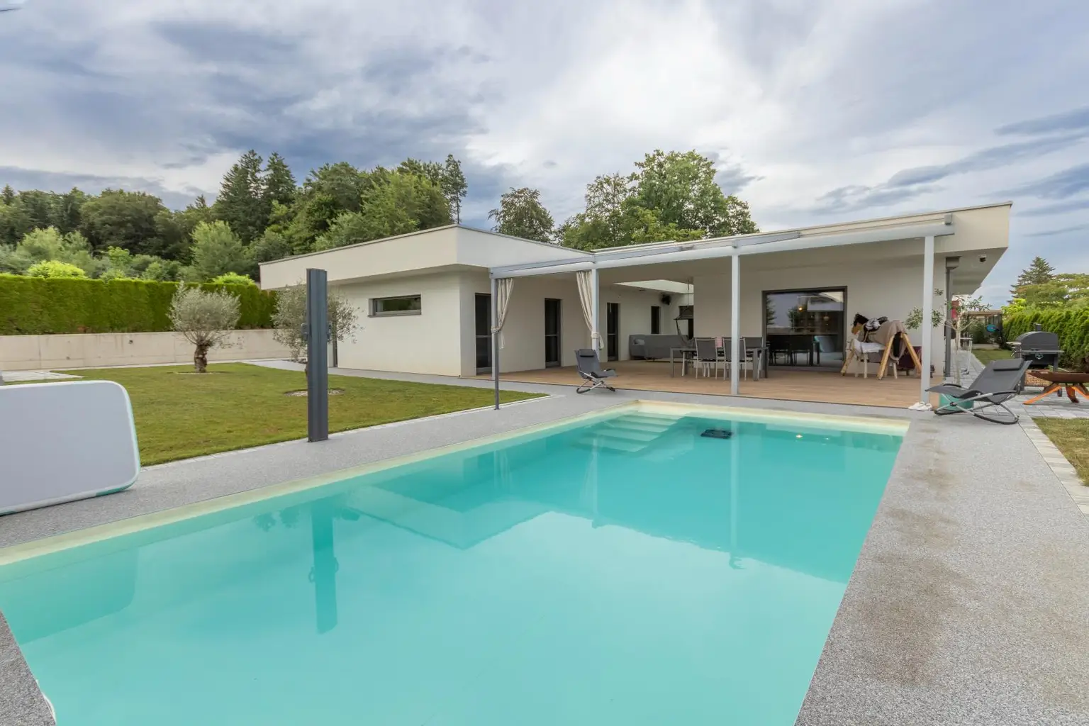 Alles auf einer Ebene – stilvoller Bungalow für höchste Wohnansprüche