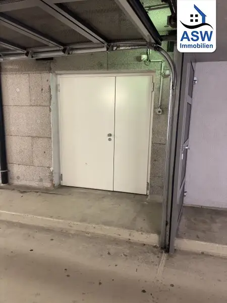 Großer und sehr zentral gelegener Lagerraum mit Anlieferungsrampe.