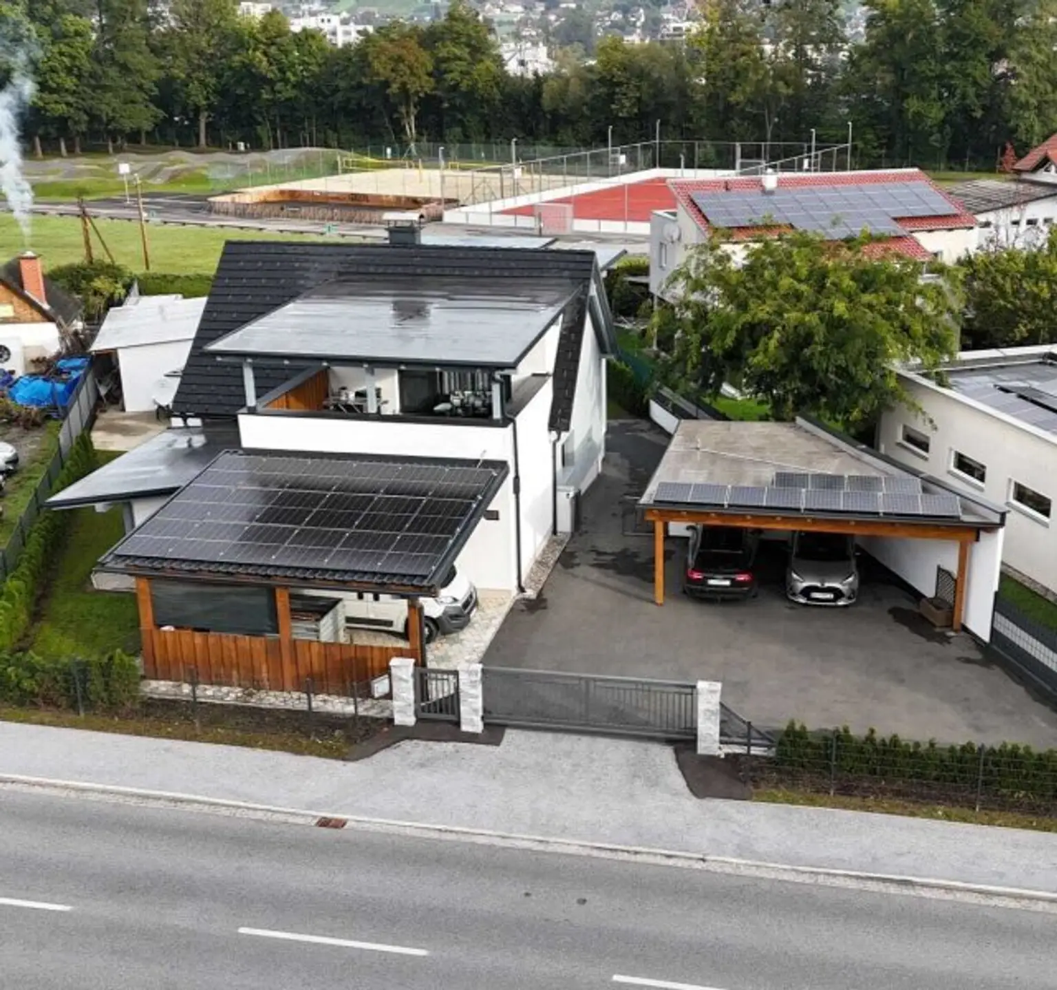 Großzügiges Einfamilienhaus mit 2 Wohneinheiten und Pool