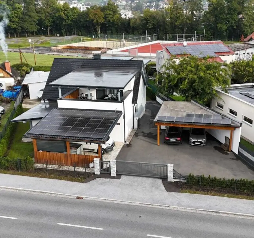 Großzügiges Einfamilienhaus mit 2 Wohneinheiten und Pool