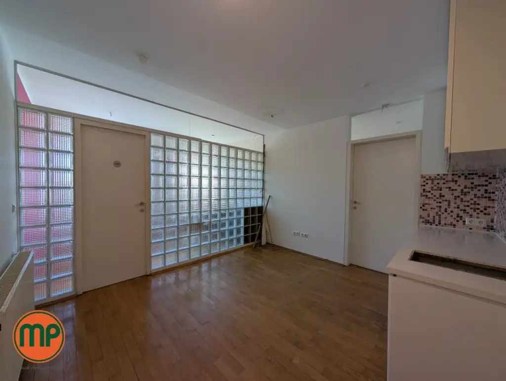 NUR FÜR ÄRZTE: Patientenpotential trifft Top-Anbindung: Ihre Praxis direkt an der U6